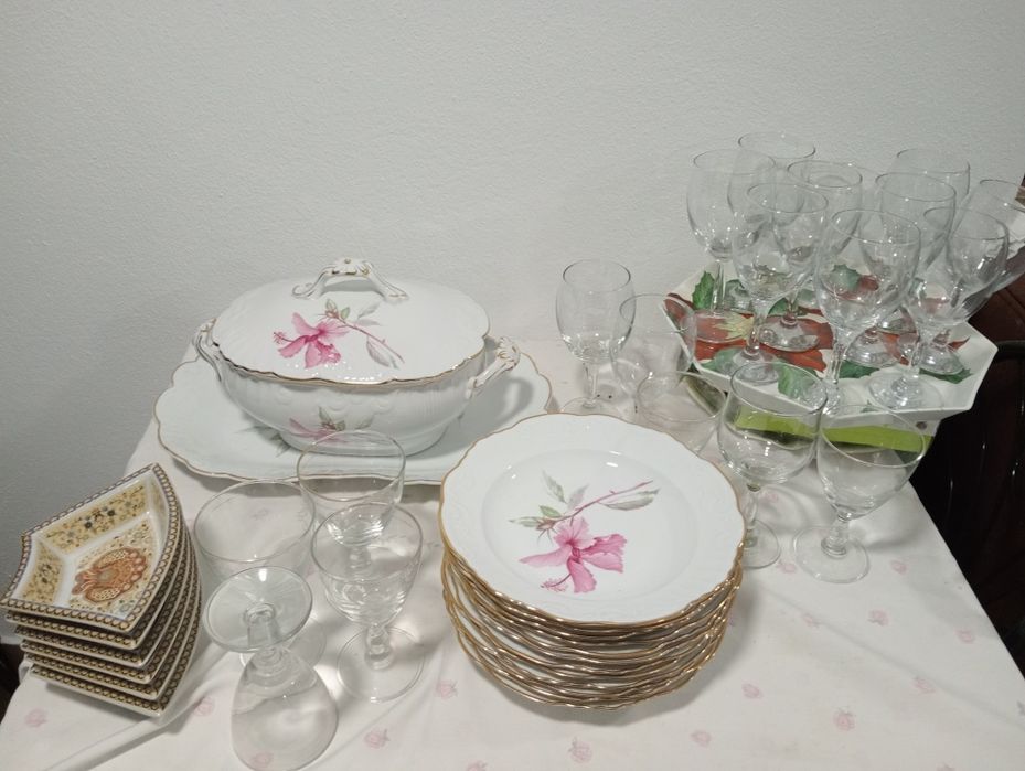 19 Taças  , 15 euros , 12 pratos
20 euros , 1 sopeira e travessa 
12 e