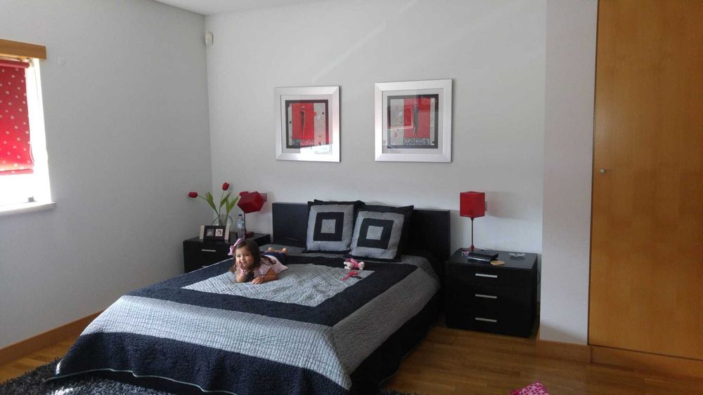 Colcha cama com 2 almofadas em preto e cinzento