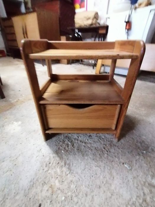 Cama de solteiro e mesa de cabeceira