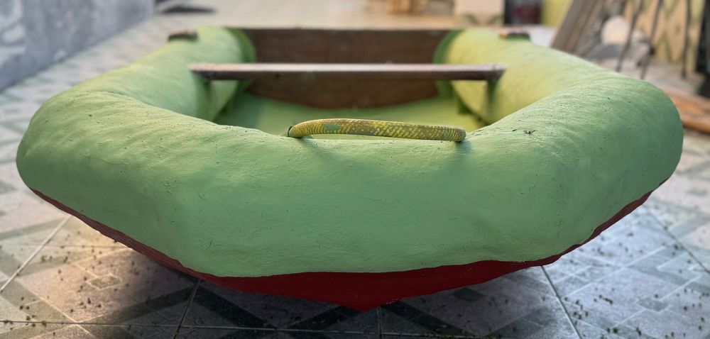 Barco a remos em fibra de vidro