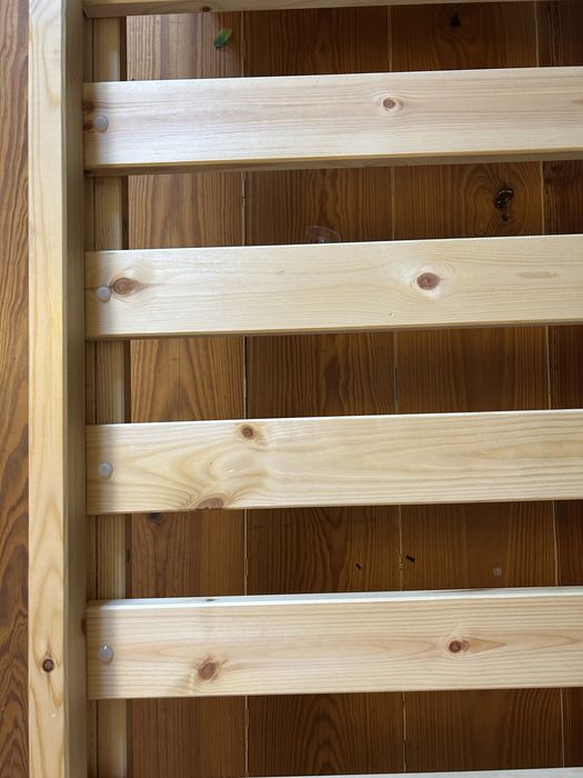 Cama solteiro em madeira