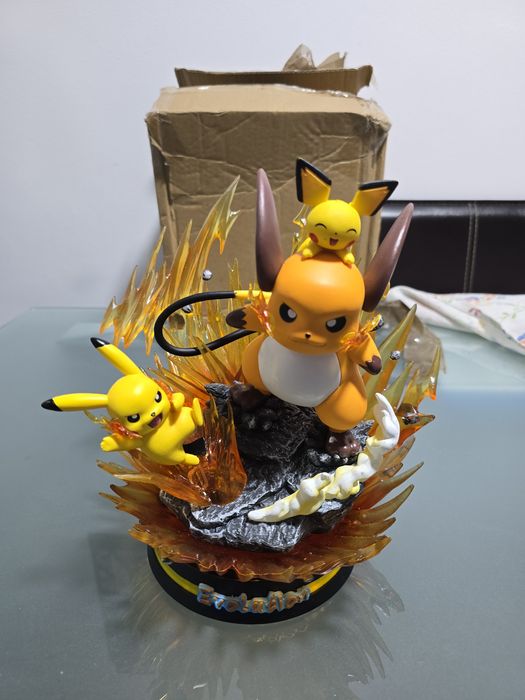 Estátua evolution Pokemon Pikachu  Raichu