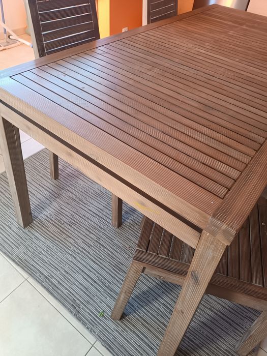 Mesa de madeira + 4 cadeiras – 50€