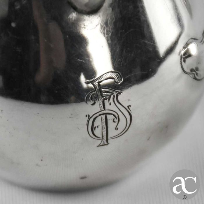 Conjunto de 2 leiteiras em prata, Arte Nova, com monograma