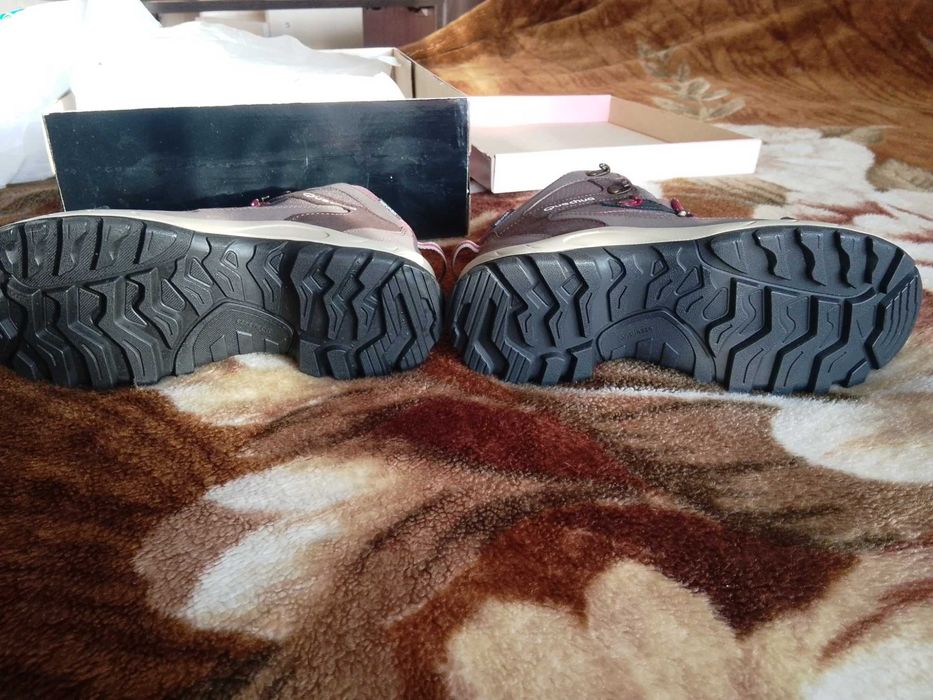 Продам нові кросівки.