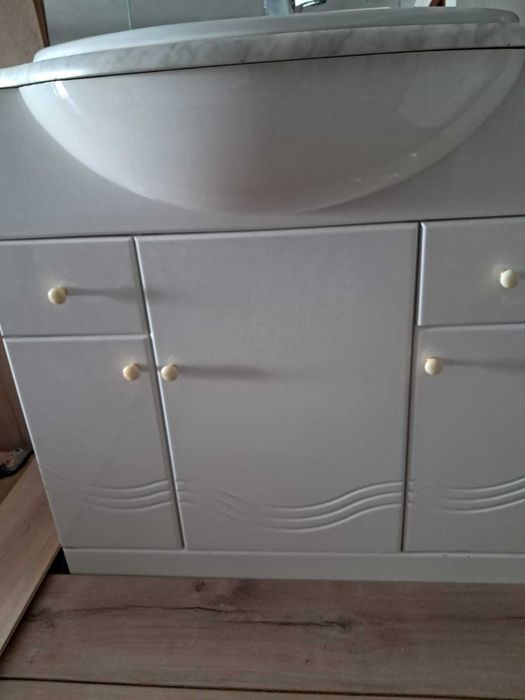 Móvel de Casa de Banho com lavatório e torneira