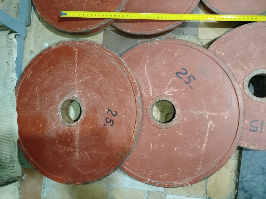 Блины для штанги 55 мм. 25 кг, 15 кг, 10 кг и 5 кг. И гантели 10,20 кг