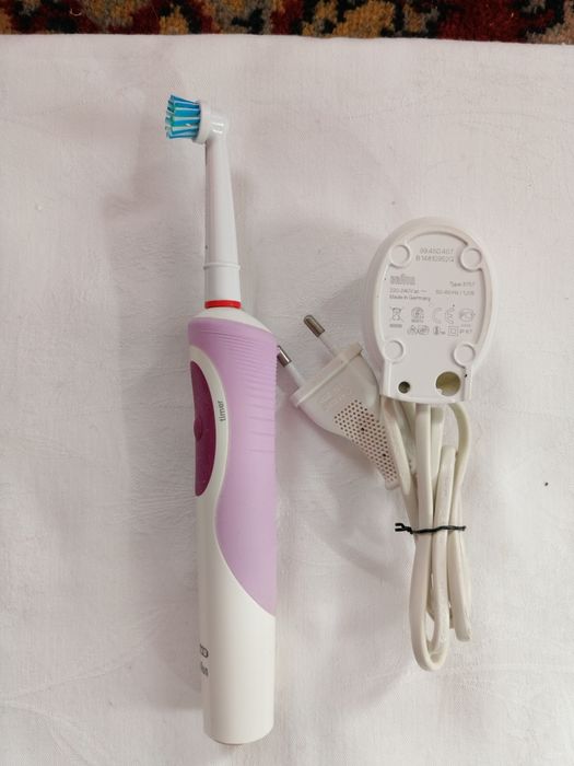 Зубна щітка електрична Oral - B.