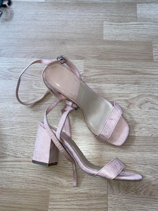 Sandałki czółenka 39 pudrowy róż na słupku