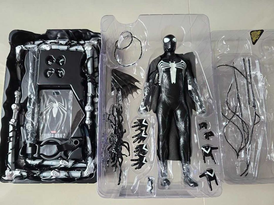 Figura Hot Toys Spider Man 2 (Video game) Peter Parker in Black Suit