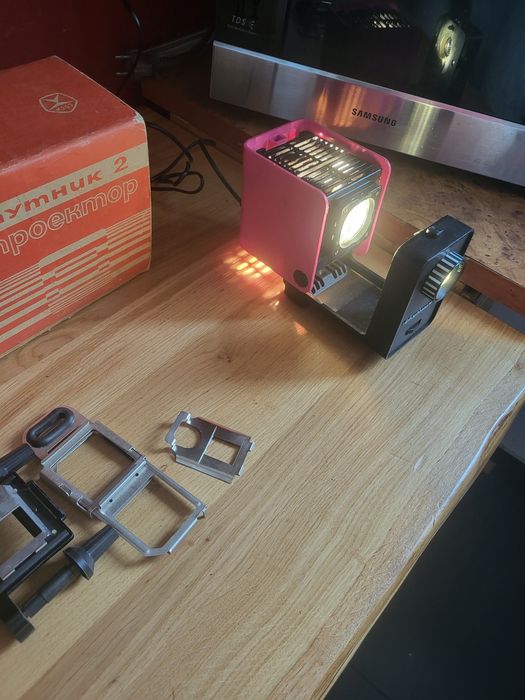 Rzutnik do slajdow Sputnik 2