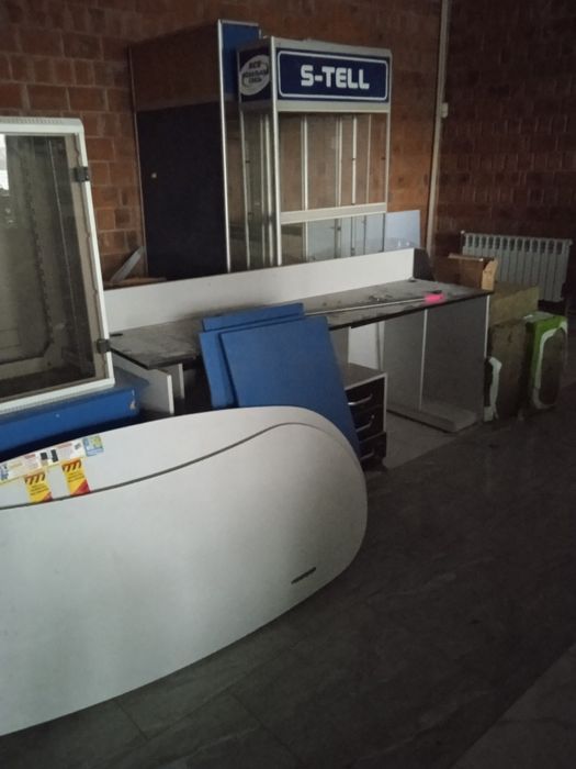 Витрины, столы,тумбы б/у