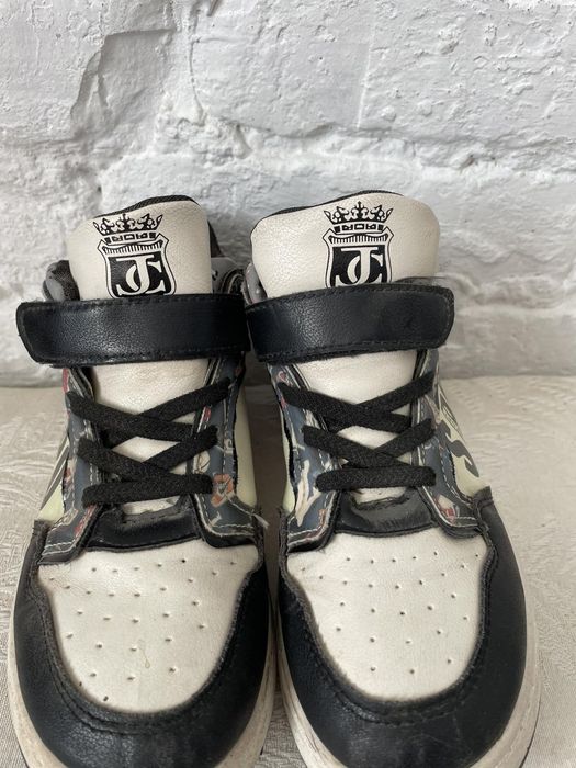 Спортивні кросівки