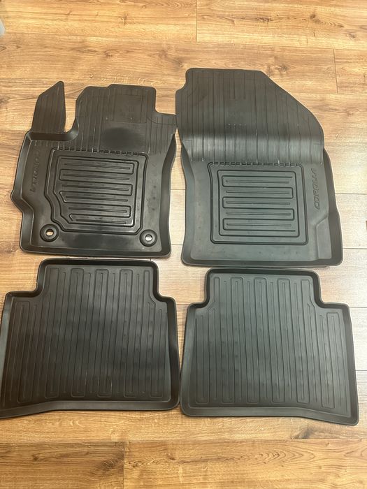Dywaniki gumowe oryginalne Toyota Corolla kombi