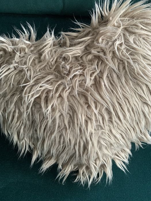 Włochata poduszka dekoracyjna w kształcie serca