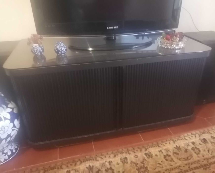 Móvel tv preto com portas de correr e tampo em espelho