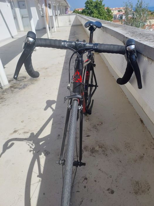 Bicicleta Fuji de estrada 105