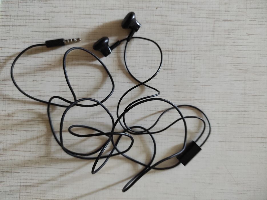 Наушники проводные  к мобильному телефону