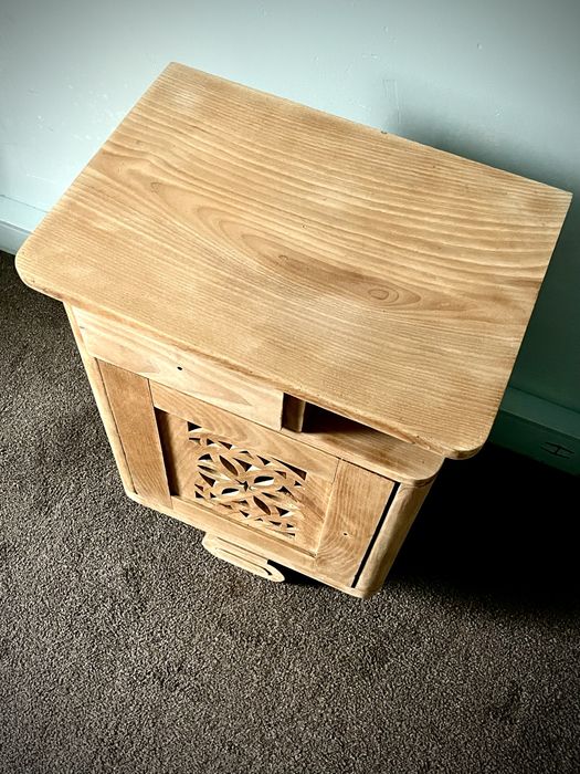 Bardzo ciekawy nakastlik na trzech nóżkach. Szafka nocna.