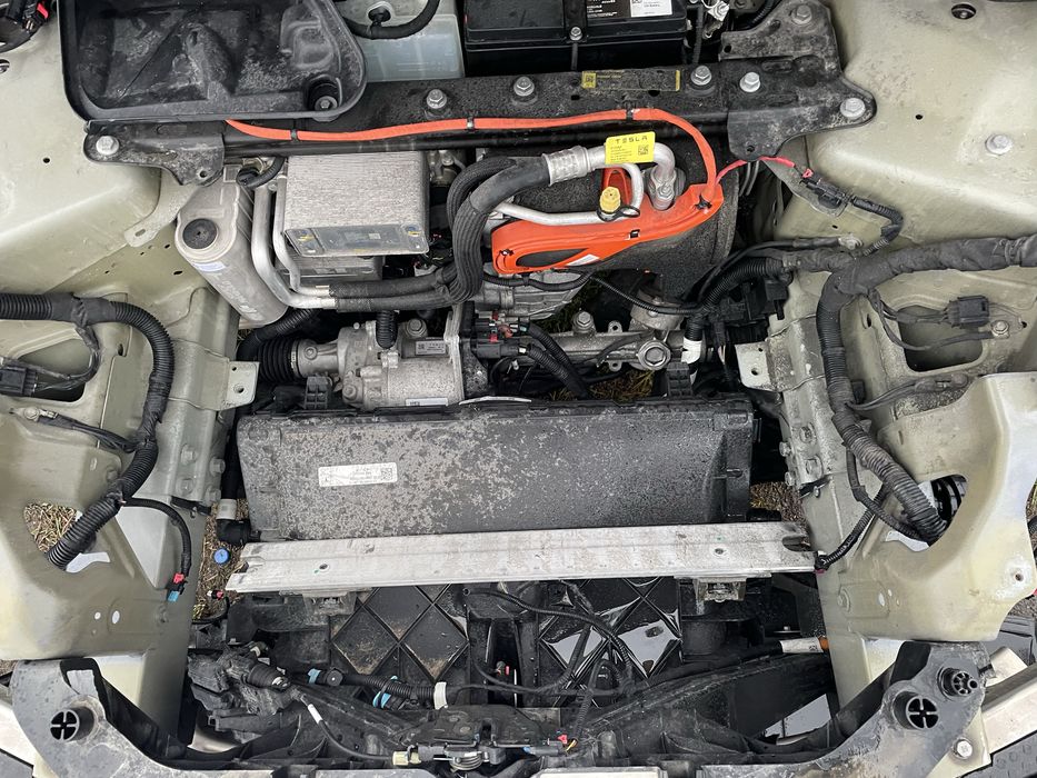 Розборка Tesla Model Y бампер капот фара телевізор шрот Тесла У скло