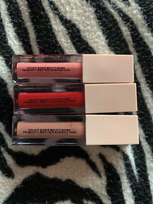 Блеск для губ, карандаш черный