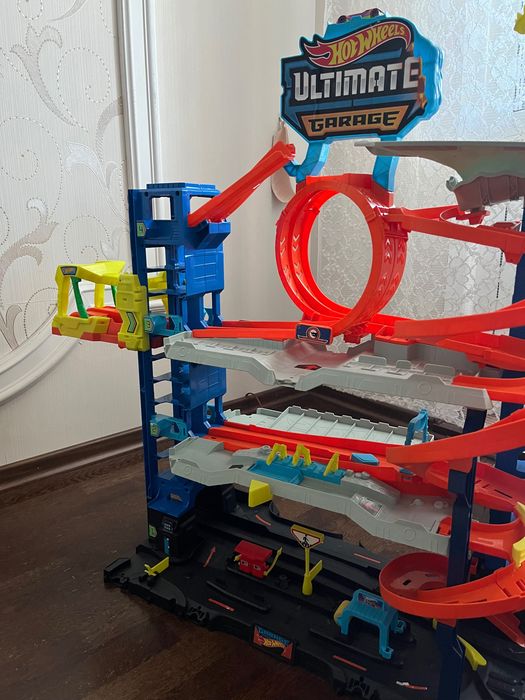 Игровой набор Hot Wheels City Легендарный гараж