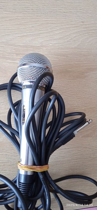 DVD проигрыватель караоке с микрофоном.