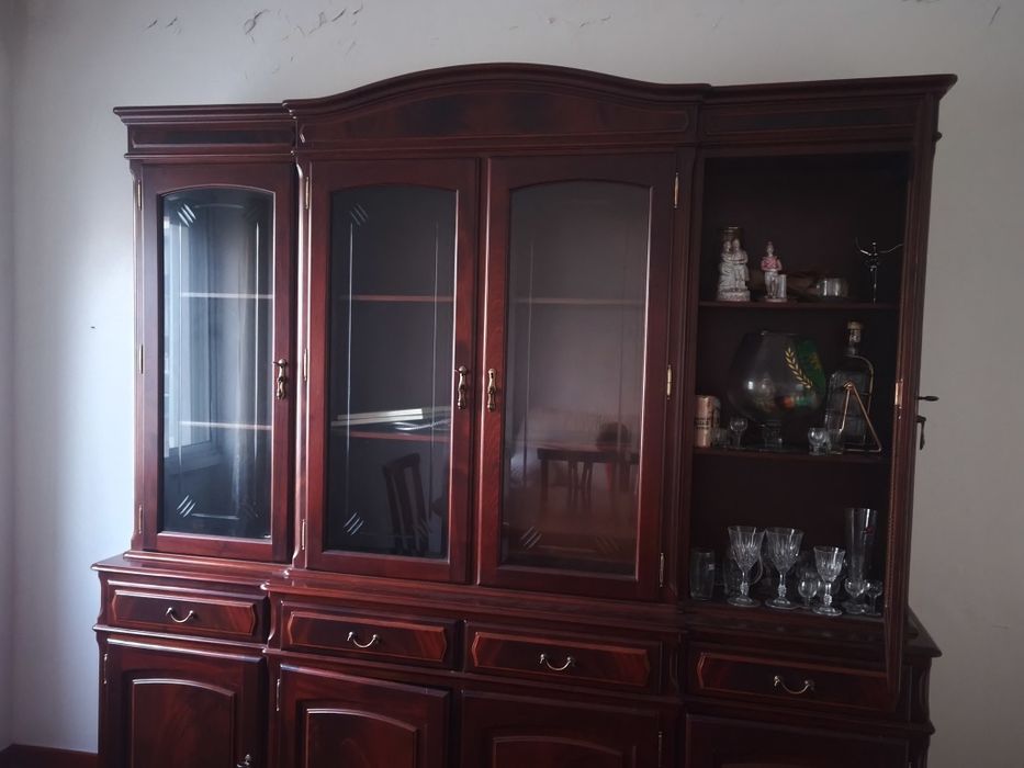 Armário de sala em madeira mogno