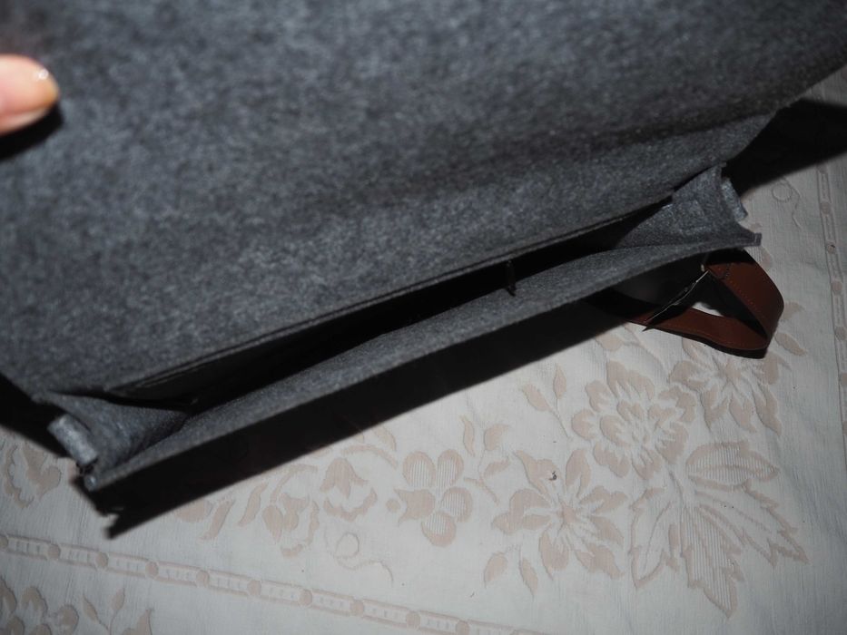 Mala para computador cinzenta em feltro