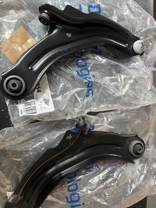 Важиль підвіски (ричаг) нові лівий та правий Renault Zoe / Clio Delphi