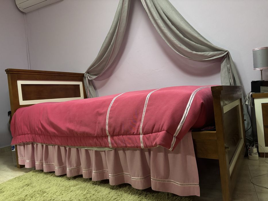 Conjunto de armário, cama e mesa de cabeceira de madeira à medida