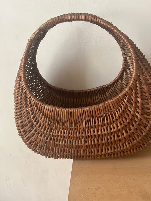 Плетена корзина з лози