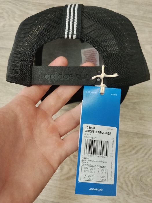 Продам оригинальную кепку Adidas originals curved trucker