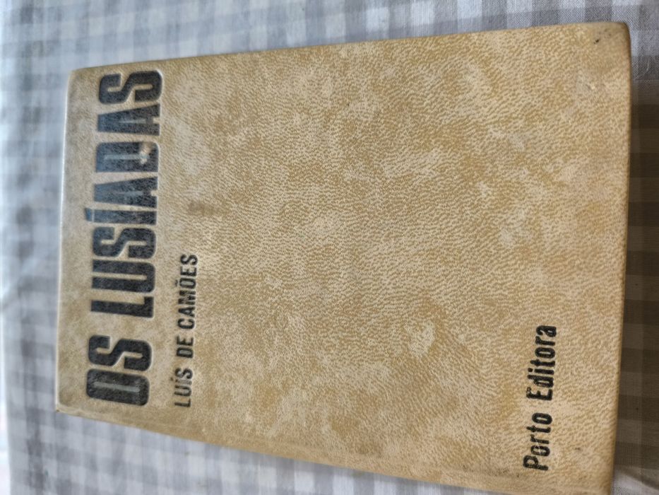 Livro " os Lusíadas"
