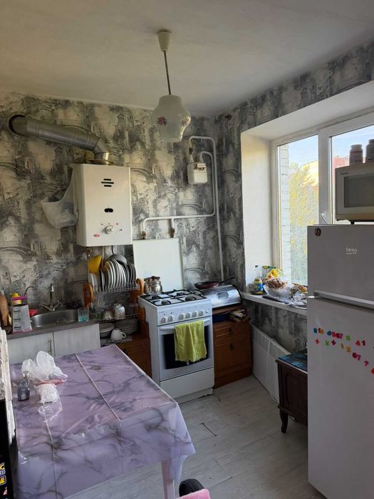 ТЕРМІНОВО ПРОДАМО 1к Квартира  Виставка, Зарічанська , 45м2 2кім -переплановано в однокімнатну і кухня-студія, поверх 5 , цегляний будинок