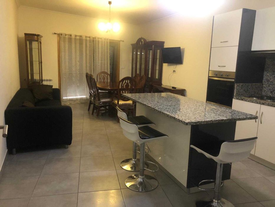 Arrenda-se Vivenda constituída por RC e 1º Andar garagem