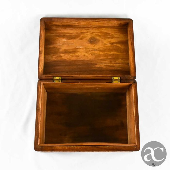 Caixa em madeira com relevos e embutidos em osso