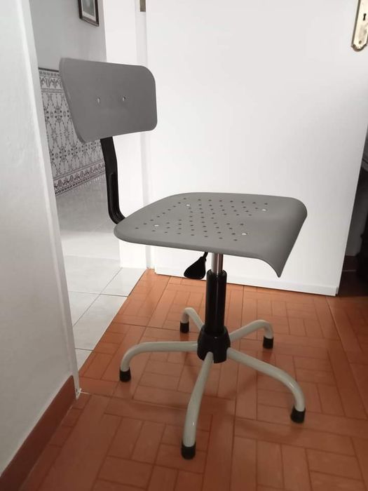 Duas cadeiras fixas64584217299971120