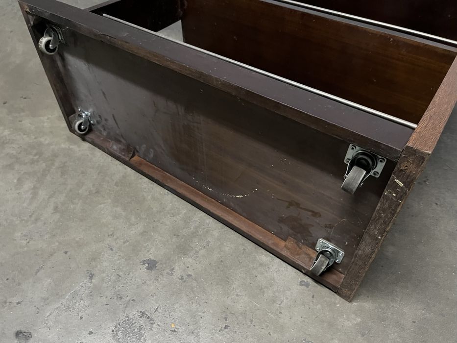 Bar para bebidas e copos com rodas