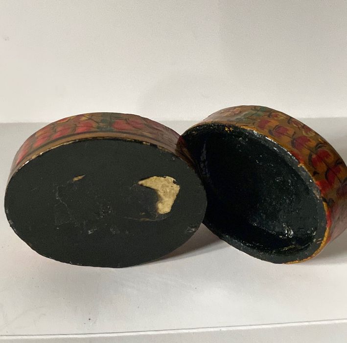 Pequena e linda caixa antiga.