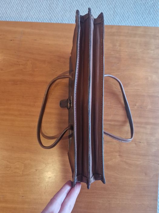 Pasta castanha em pele genuína.