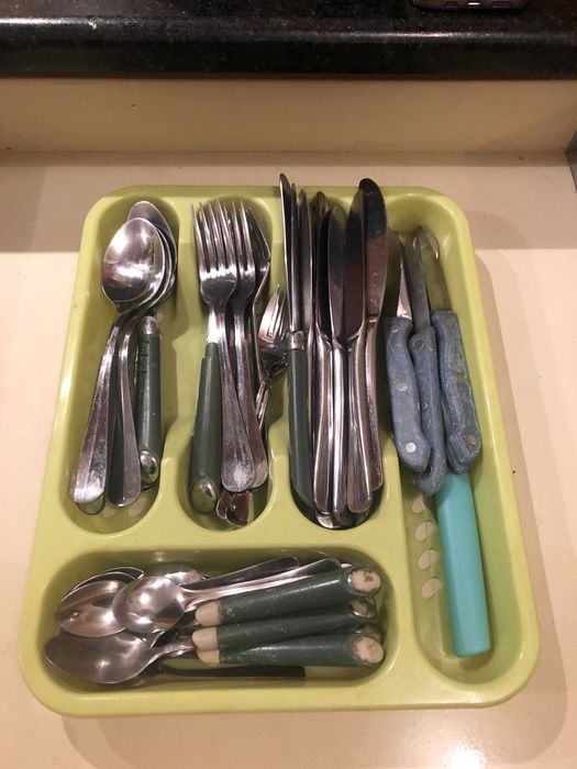 tabuleiro com conjunto diverso de talheres