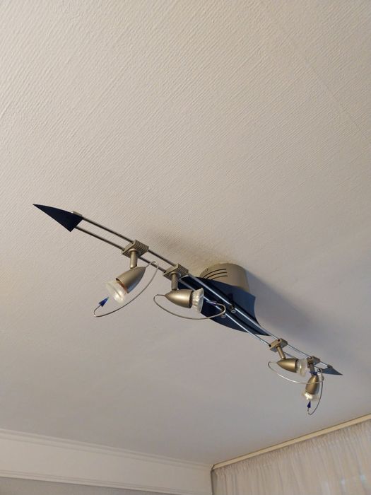 Nowoczesna lampa sufitowa – regulowane reflektorki + zestaw halogenów