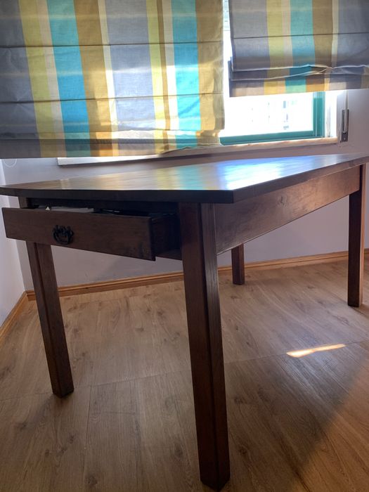 Mesa em madeira com gavetas