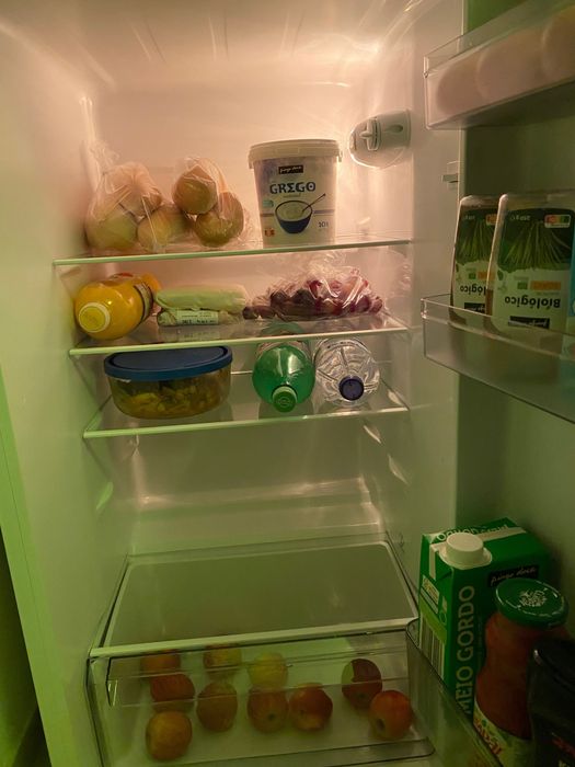 Frigorífico em ótimo estado de conservação ainda em garantia