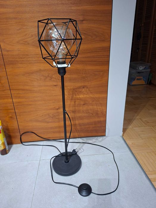 Lampa podlogowa z ażurowym kloszem i żarówką