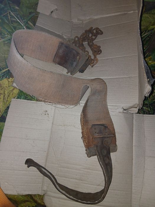 Пояс для електриків. Чашечка. Прилад з червоним склом.