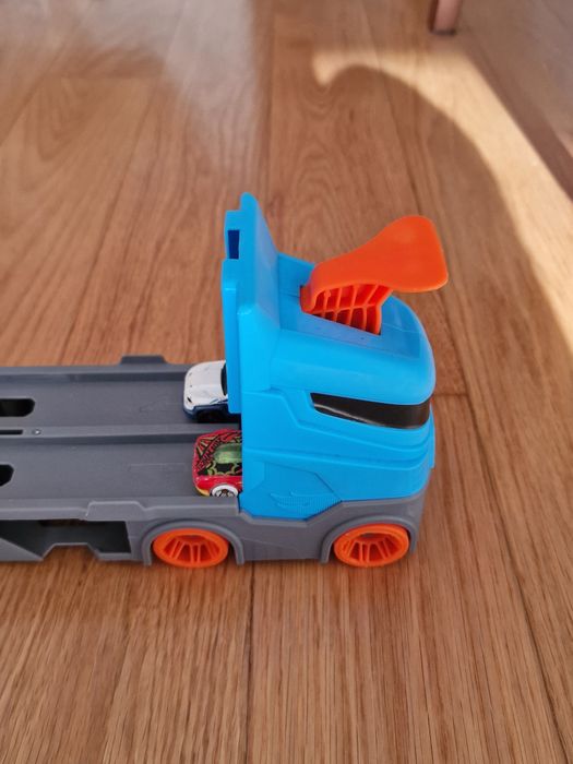 Hot Wheels - Camião e Pista de Transporte