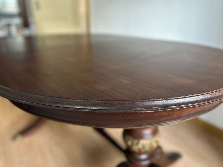 Mesa de jantar estilo inglês com pés trabalhados