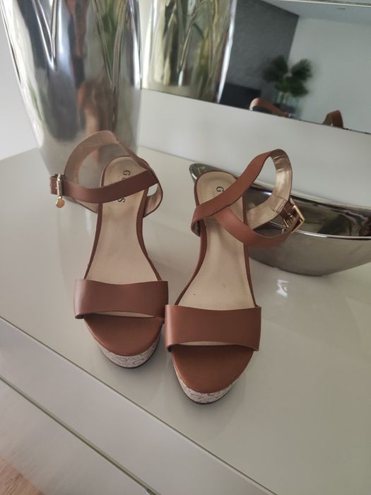 Sandálias Guess em excelente estado